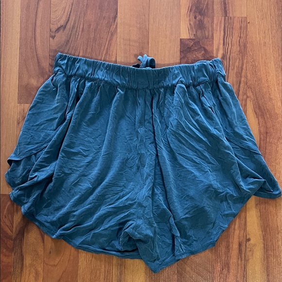 lululemon shorts - Picture 3 of 5